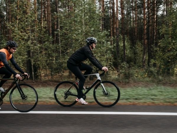 Przewodnik po męskich kurtkach rowerowych: wszystko, co musisz wiedzieć wybierając się na rower