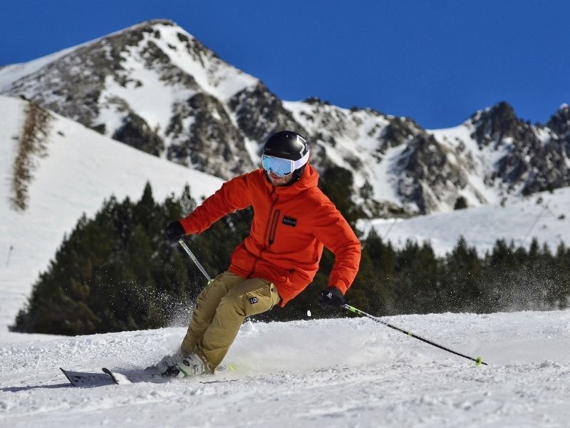 Czym są spodnie narciarskie? Jak wybrać odpowiednią parę